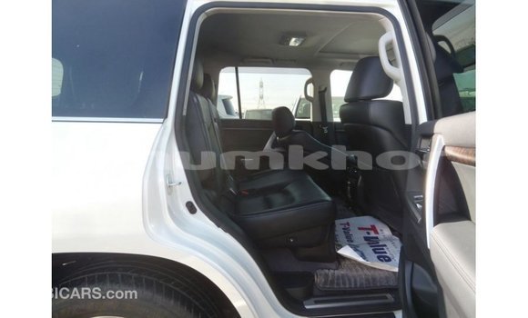 Buy Import Toyota Land Cruiser White Car in Import - Dubai in Bumthang Buy Import Toyota Land Cruiser White Car in Import - Dubai in Bumthang