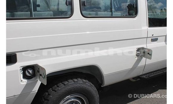 Buy Import Toyota Land Cruiser White Car in Import - Dubai in Bumthang Buy Import Toyota Land Cruiser White Car in Import - Dubai in Bumthang