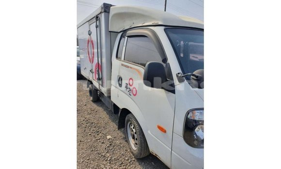 Buy Import Kia Carens White Car in Import - Dubai in Bumthang Buy Import Kia Carens White Car in Import - Dubai in Bumthang