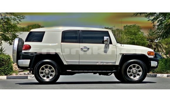 Buy Import Toyota FJ Cruiser White Car in Import - Dubai in Bumthang Buy Import Toyota FJ Cruiser White Car in Import - Dubai in Bumthang