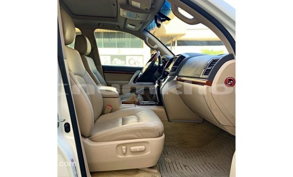 Buy Import Toyota Land Cruiser White Car in Import - Dubai in Bumthang Buy Import Toyota Land Cruiser White Car in Import - Dubai in Bumthang