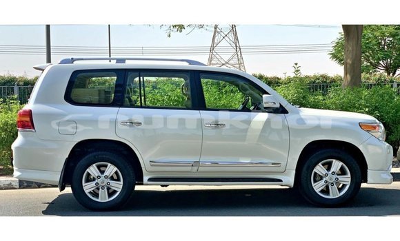 Buy Import Toyota Land Cruiser White Car in Import - Dubai in Bumthang Buy Import Toyota Land Cruiser White Car in Import - Dubai in Bumthang