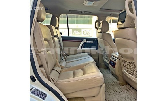 Buy Import Toyota Land Cruiser White Car in Import - Dubai in Bumthang Buy Import Toyota Land Cruiser White Car in Import - Dubai in Bumthang