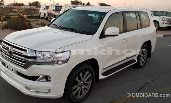 Buy Import Toyota Land Cruiser White Car in Import - Dubai in Bumthang Buy Import Toyota Land Cruiser White Car in Import - Dubai in Bumthang