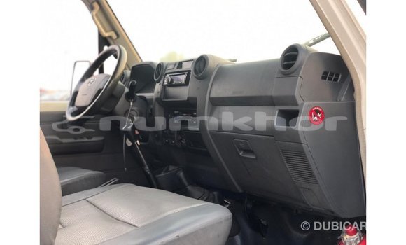 Buy Import Toyota Land Cruiser White Car in Import - Dubai in Bumthang Buy Import Toyota Land Cruiser White Car in Import - Dubai in Bumthang