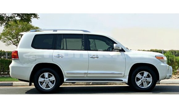 Buy Import Toyota Land Cruiser White Car in Import - Dubai in Bumthang Buy Import Toyota Land Cruiser White Car in Import - Dubai in Bumthang