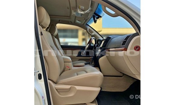 Buy Import Toyota Land Cruiser White Car in Import - Dubai in Bumthang Buy Import Toyota Land Cruiser White Car in Import - Dubai in Bumthang