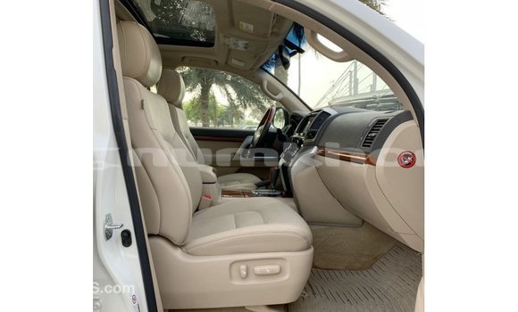 Buy Import Toyota Land Cruiser White Car in Import - Dubai in Bumthang Buy Import Toyota Land Cruiser White Car in Import - Dubai in Bumthang