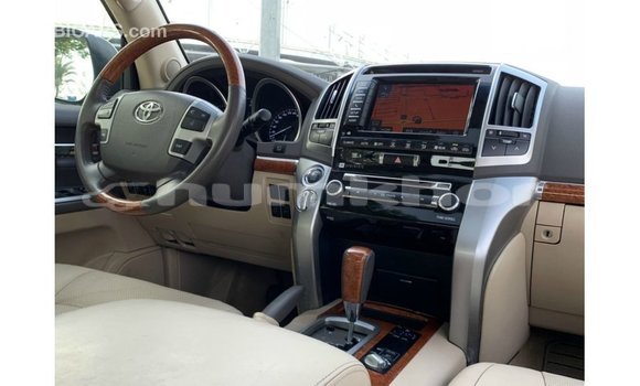 Buy Import Toyota Land Cruiser White Car in Import - Dubai in Bumthang Buy Import Toyota Land Cruiser White Car in Import - Dubai in Bumthang