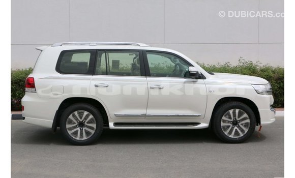 Buy Import Toyota Land Cruiser White Car in Import - Dubai in Bumthang Buy Import Toyota Land Cruiser White Car in Import - Dubai in Bumthang