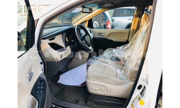 Buy Import Toyota Sienna White Car in Import - Dubai in Bumthang Buy Import Toyota Sienna White Car in Import - Dubai in Bumthang