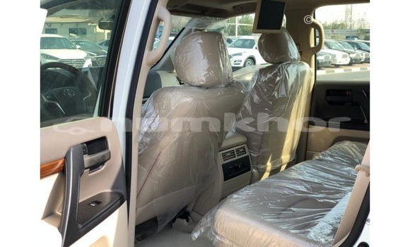 Buy Import Toyota Land Cruiser White Car in Import - Dubai in Bumthang Buy Import Toyota Land Cruiser White Car in Import - Dubai in Bumthang