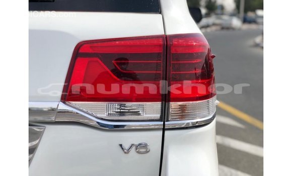 Buy Import Toyota Land Cruiser White Car in Import - Dubai in Bumthang Buy Import Toyota Land Cruiser White Car in Import - Dubai in Bumthang