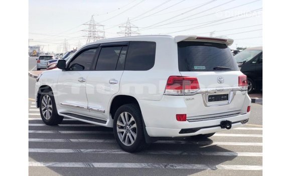 Buy Import Toyota Land Cruiser White Car in Import - Dubai in Bumthang Buy Import Toyota Land Cruiser White Car in Import - Dubai in Bumthang