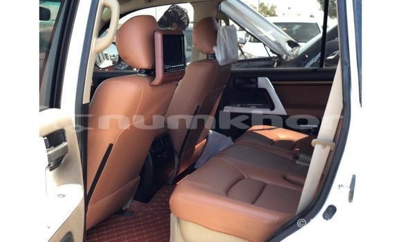 Buy Import Toyota Land Cruiser White Car in Import - Dubai in Bumthang Buy Import Toyota Land Cruiser White Car in Import - Dubai in Bumthang