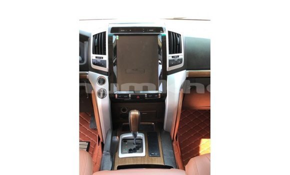 Buy Import Toyota Land Cruiser White Car in Import - Dubai in Bumthang Buy Import Toyota Land Cruiser White Car in Import - Dubai in Bumthang