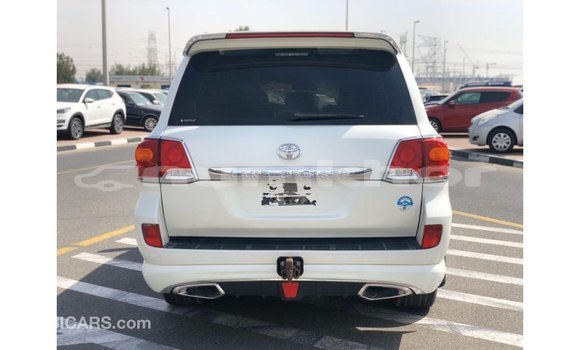 Buy Import Toyota Land Cruiser White Car in Import - Dubai in Bumthang Buy Import Toyota Land Cruiser White Car in Import - Dubai in Bumthang