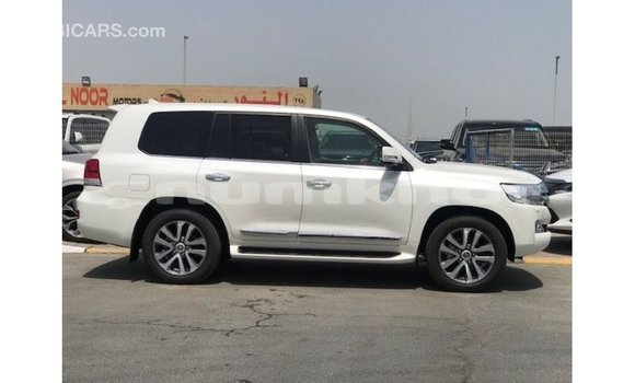 Buy Import Toyota Land Cruiser White Car in Import - Dubai in Bumthang Buy Import Toyota Land Cruiser White Car in Import - Dubai in Bumthang