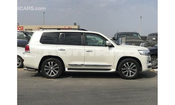 Buy Import Toyota Land Cruiser White Car in Import - Dubai in Bumthang Buy Import Toyota Land Cruiser White Car in Import - Dubai in Bumthang