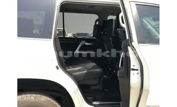 Buy Import Toyota Land Cruiser White Car in Import - Dubai in Bumthang Buy Import Toyota Land Cruiser White Car in Import - Dubai in Bumthang