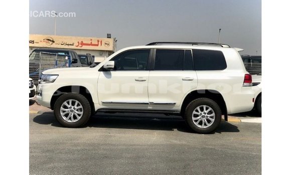 Buy Import Toyota Land Cruiser White Car in Import - Dubai in Bumthang Buy Import Toyota Land Cruiser White Car in Import - Dubai in Bumthang