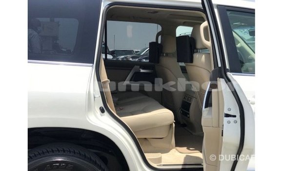 Buy Import Toyota Land Cruiser White Car in Import - Dubai in Bumthang Buy Import Toyota Land Cruiser White Car in Import - Dubai in Bumthang