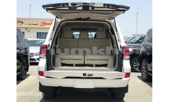 Buy Import Toyota Land Cruiser White Car in Import - Dubai in Bumthang Buy Import Toyota Land Cruiser White Car in Import - Dubai in Bumthang
