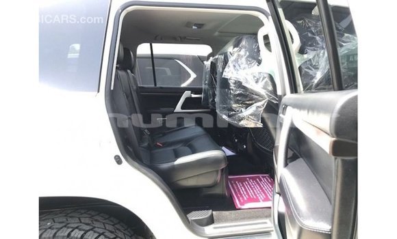 Buy Import Toyota Land Cruiser White Car in Import - Dubai in Bumthang Buy Import Toyota Land Cruiser White Car in Import - Dubai in Bumthang