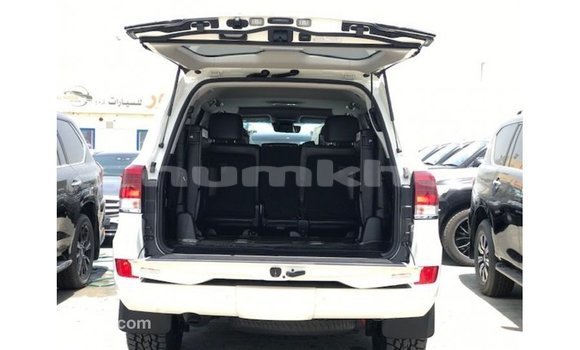 Buy Import Toyota Land Cruiser White Car in Import - Dubai in Bumthang Buy Import Toyota Land Cruiser White Car in Import - Dubai in Bumthang