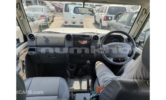 Buy Import Toyota Land Cruiser White Car in Import - Dubai in Bumthang Buy Import Toyota Land Cruiser White Car in Import - Dubai in Bumthang