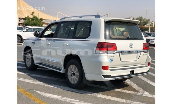 Buy Import Toyota Land Cruiser White Car in Import - Dubai in Bumthang Buy Import Toyota Land Cruiser White Car in Import - Dubai in Bumthang