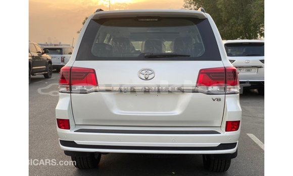 Buy Import Toyota Land Cruiser White Car in Import - Dubai in Bumthang Buy Import Toyota Land Cruiser White Car in Import - Dubai in Bumthang