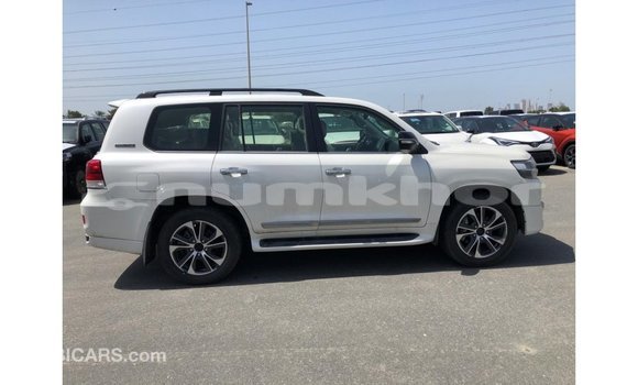 Buy Import Toyota Land Cruiser White Car in Import - Dubai in Bumthang Buy Import Toyota Land Cruiser White Car in Import - Dubai in Bumthang