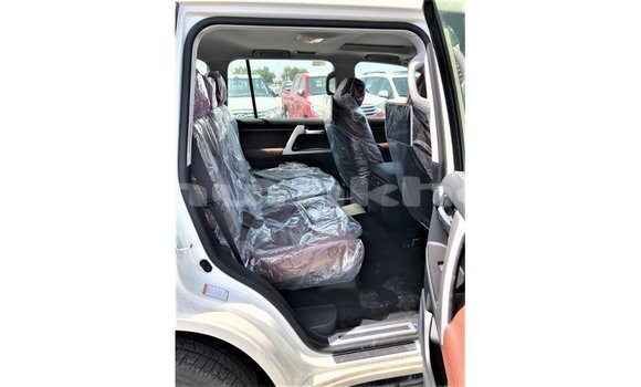 Buy Import Toyota Land Cruiser White Car in Import - Dubai in Bumthang Buy Import Toyota Land Cruiser White Car in Import - Dubai in Bumthang