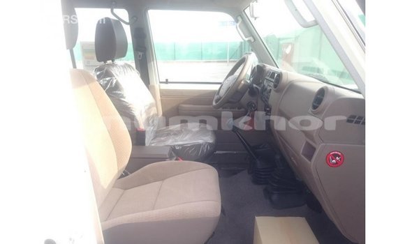 Buy Import Toyota Land Cruiser White Car in Import - Dubai in Bumthang Buy Import Toyota Land Cruiser White Car in Import - Dubai in Bumthang