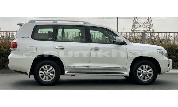 Buy Import Toyota Land Cruiser White Car in Import - Dubai in Bumthang Buy Import Toyota Land Cruiser White Car in Import - Dubai in Bumthang