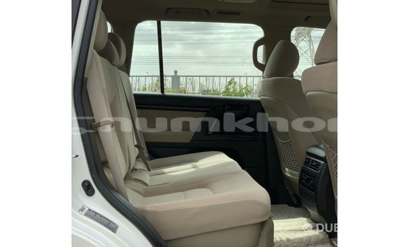 Buy Import Toyota Land Cruiser White Car in Import - Dubai in Bumthang Buy Import Toyota Land Cruiser White Car in Import - Dubai in Bumthang