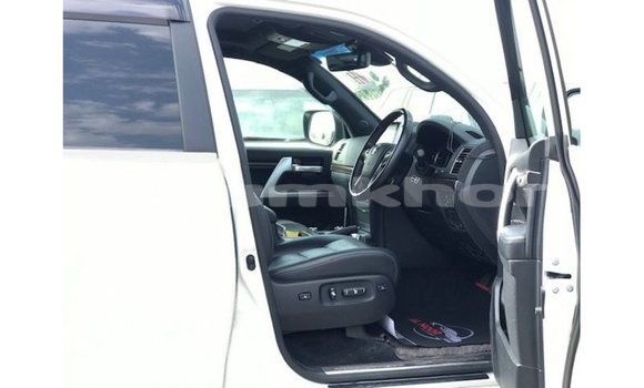 Buy Import Toyota Land Cruiser White Car in Import - Dubai in Bumthang Buy Import Toyota Land Cruiser White Car in Import - Dubai in Bumthang