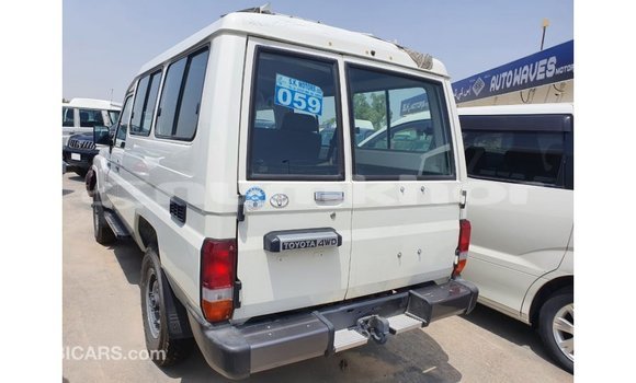 Buy Import Toyota Land Cruiser White Car in Import - Dubai in Bumthang Buy Import Toyota Land Cruiser White Car in Import - Dubai in Bumthang