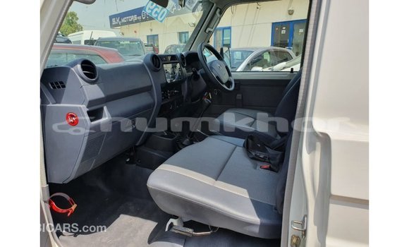 Buy Import Toyota Land Cruiser White Car in Import - Dubai in Bumthang Buy Import Toyota Land Cruiser White Car in Import - Dubai in Bumthang