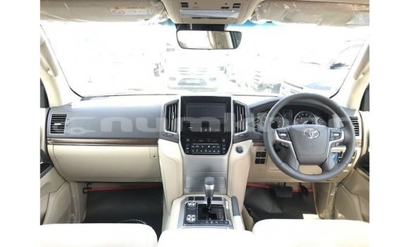 Buy Import Toyota Land Cruiser White Car in Import - Dubai in Bumthang Buy Import Toyota Land Cruiser White Car in Import - Dubai in Bumthang