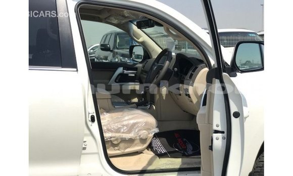 Buy Import Toyota Land Cruiser White Car in Import - Dubai in Bumthang Buy Import Toyota Land Cruiser White Car in Import - Dubai in Bumthang