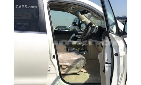 Buy Import Toyota Land Cruiser White Car in Import - Dubai in Bumthang Buy Import Toyota Land Cruiser White Car in Import - Dubai in Bumthang