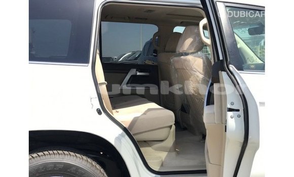 Buy Import Toyota Land Cruiser White Car in Import - Dubai in Bumthang Buy Import Toyota Land Cruiser White Car in Import - Dubai in Bumthang