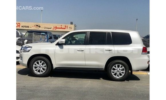 Buy Import Toyota Land Cruiser White Car in Import - Dubai in Bumthang Buy Import Toyota Land Cruiser White Car in Import - Dubai in Bumthang