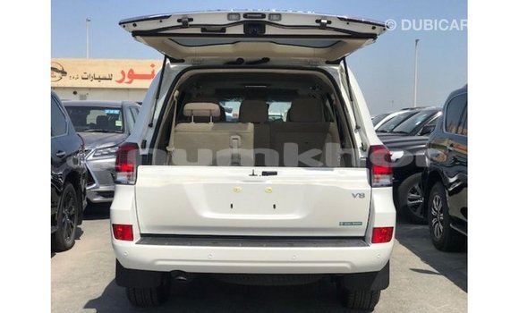 Buy Import Toyota Land Cruiser White Car in Import - Dubai in Bumthang Buy Import Toyota Land Cruiser White Car in Import - Dubai in Bumthang