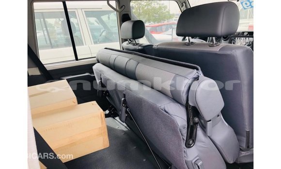 Buy Import Toyota Land Cruiser White Car in Import - Dubai in Bumthang Buy Import Toyota Land Cruiser White Car in Import - Dubai in Bumthang