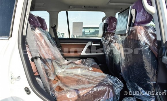 Buy Import Toyota Land Cruiser White Car in Import - Dubai in Bumthang Buy Import Toyota Land Cruiser White Car in Import - Dubai in Bumthang