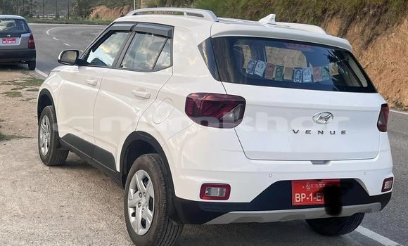 Buy Used Hyundai Verna White Car in Thimphu in Timphu Buy Used Hyundai Verna White Car in Thimphu in Timphu