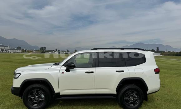 Buy Used Toyota Land Cruiser White Car in Thimphu in Timphu Buy Used Toyota Land Cruiser White Car in Thimphu in Timphu